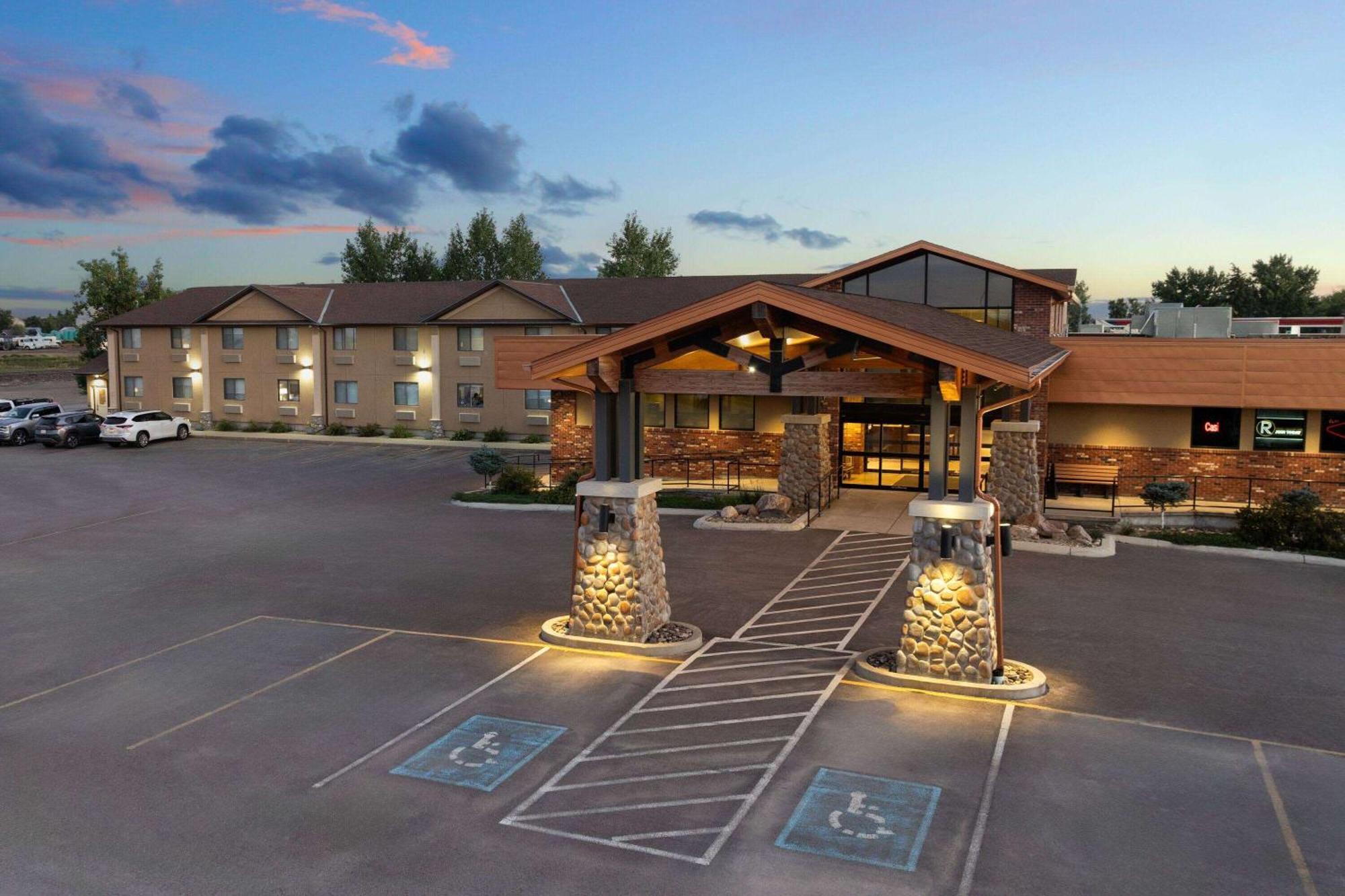 Super 8 By Wyndham Conrad Hotel Exterior photo
