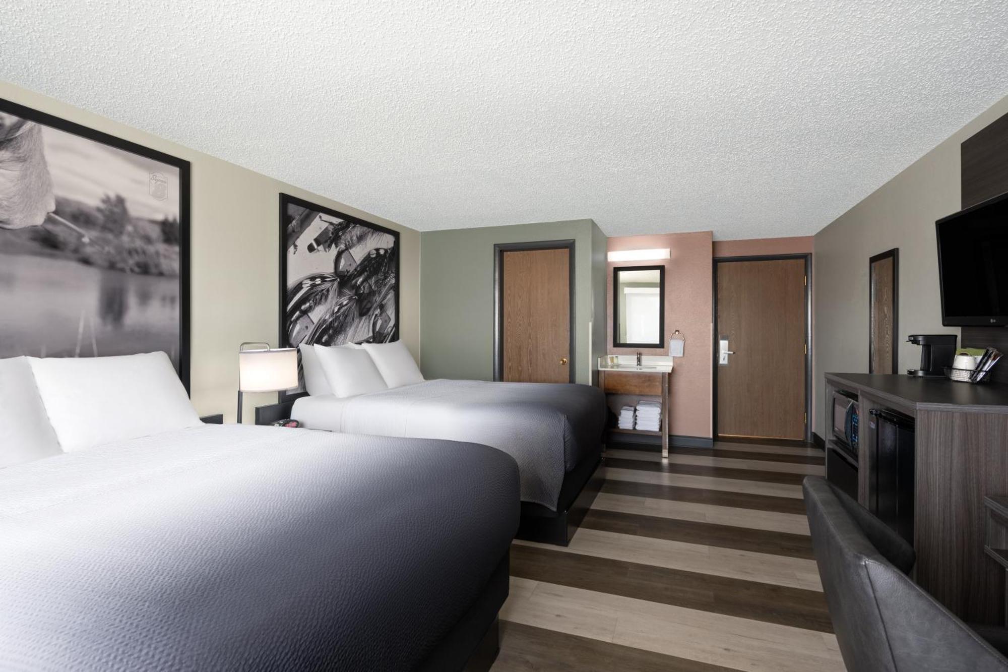 Super 8 By Wyndham Conrad Hotel Exterior photo