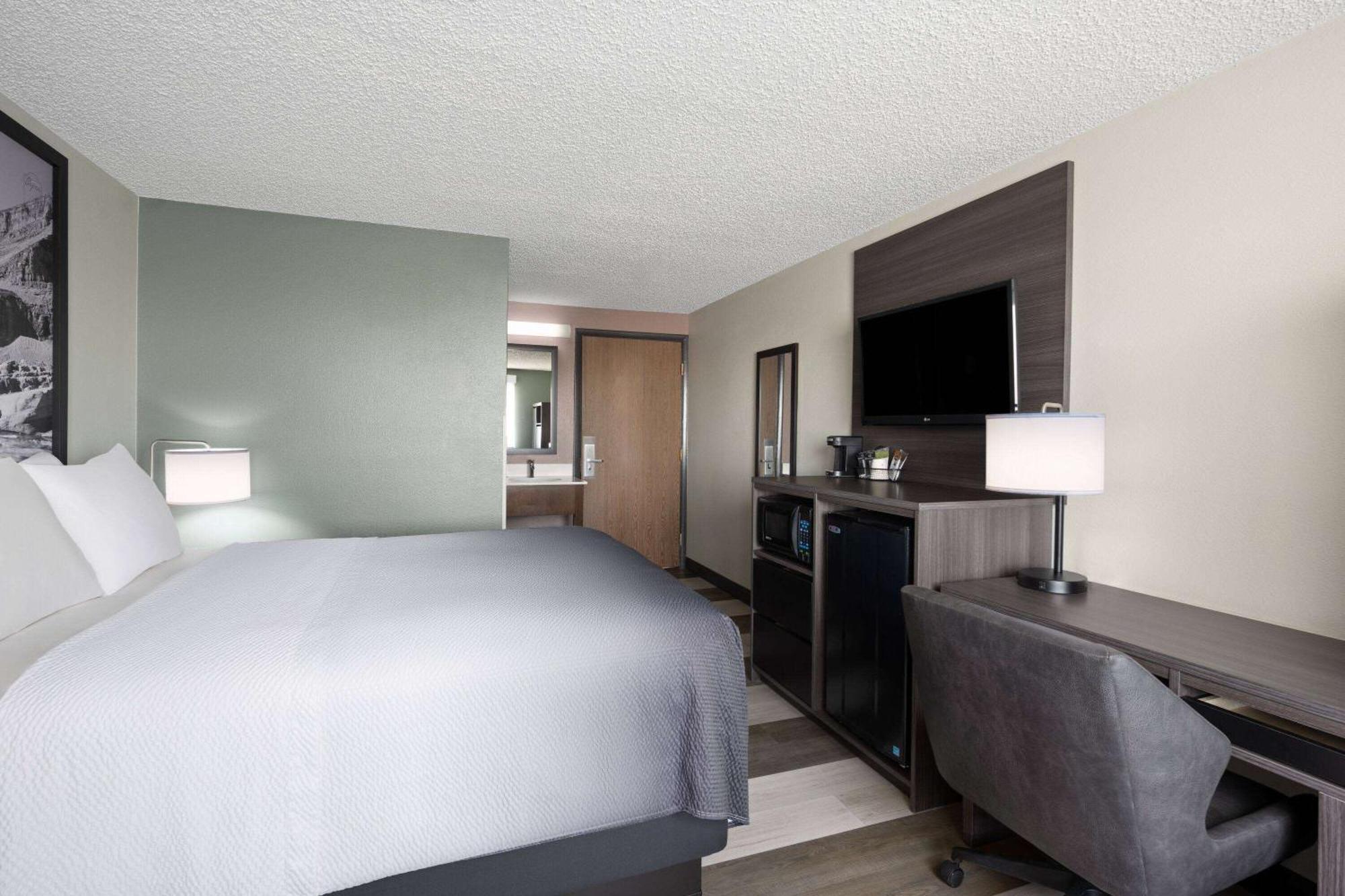 Super 8 By Wyndham Conrad Hotel Exterior photo