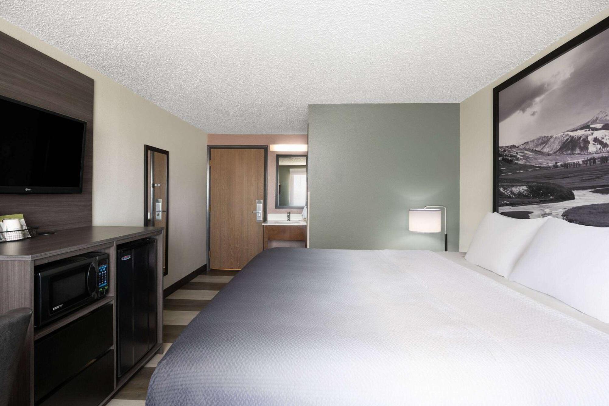 Super 8 By Wyndham Conrad Hotel Exterior photo