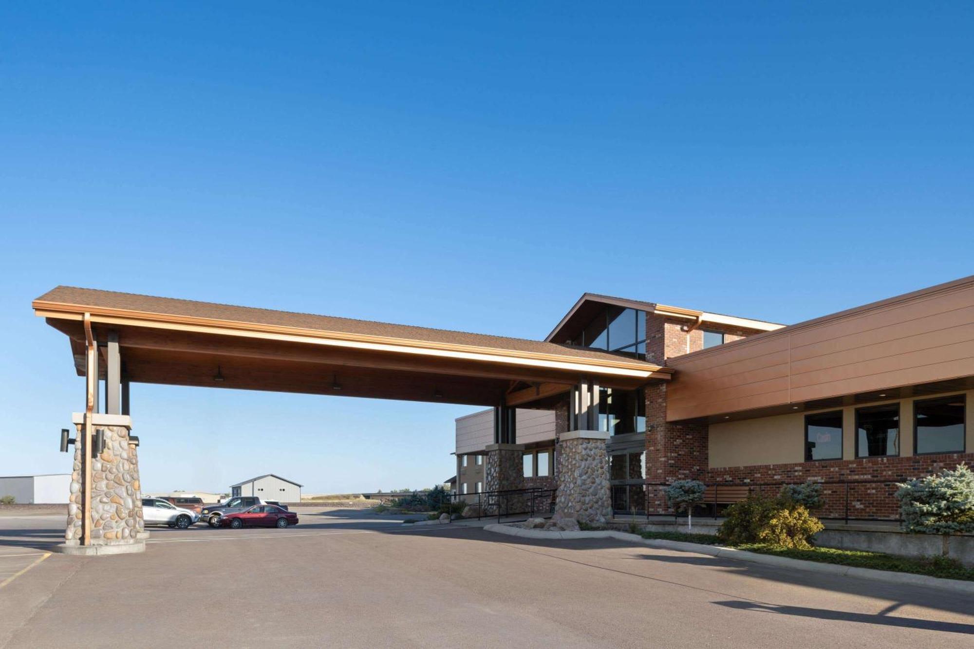 Super 8 By Wyndham Conrad Hotel Exterior photo